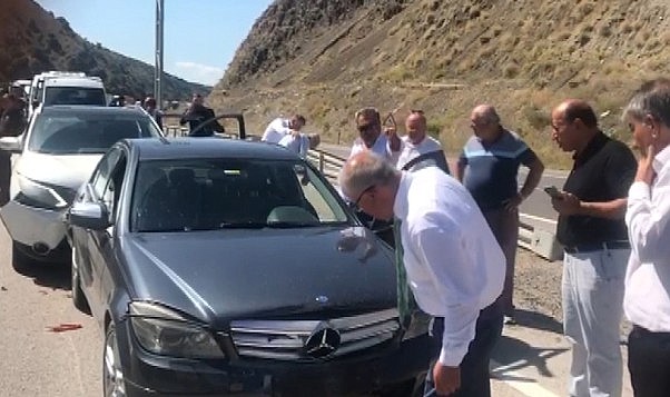 Erzincan'a giden Kemal Kılıçdaroğlu'nun konvoyunda zincirleme kaza! 7 aracın karıştığı kazada 4 kişi yaralandı