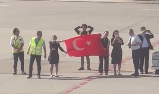 Filenin Sultanları, Tokyo'da Japon çalışanlar tarafından Türk bayrağıyla uğurlandı - Gündem - AYKIRI haber sitesi