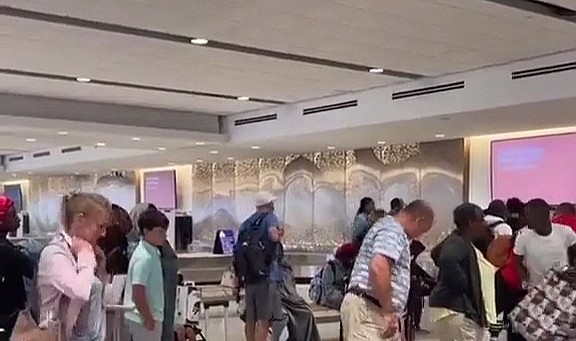 Soğukkanlı kadın herkesin gözü önünde düşen kulaklığı böyle çaldı