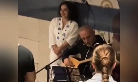 Yılmaz Erdoğan, metroda saz çalan müzisyene eşlik etti - Gündem - AYKIRI  haber sitesi