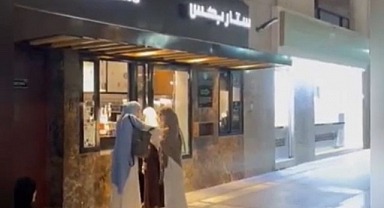 Peygamber Efendimizin kabrinin bulunduğu Mescid-i Nebevi'nin hemen yakınında 7 Starbucks şubesinin olması dikkat çekti