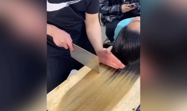 Kuaförün satırlı saç kesim şovu faciayla bitti. Kadının saçlarını bu hâle getirdi