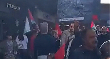 Starbucks protestosunda müşterilerin kahvelerini döktüler!
