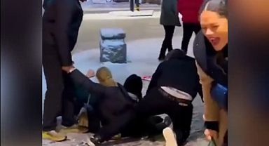 Stockholm'de buzlu yolda yürümeye çalışanlar büyük zorluk yaşadı