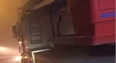 Yangına müdahale için gelen itfaiye aracı arızalanınca vatandaş tepki gösterdi