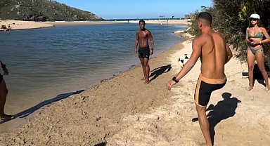 4 arkadaşın plajda futbol oynamaya karar vermesinden sonra yaşananlar!