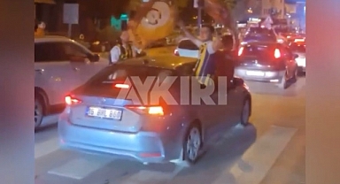 Bir Fenerbahçeli, Galatasaray'ın kutlamalarına katıldı: Efkarlı bir şekilde sigara içti!