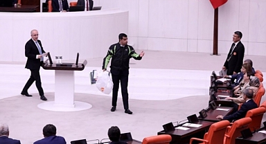 CHP'li vekil motokurye kıyafeti giydi, Meclis'te tartışma çıktı!