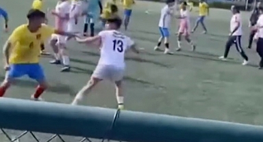Futboldaki kaos ortamı, amatör lige de sıçradı: U17 maçı boks ringine dönüştü!