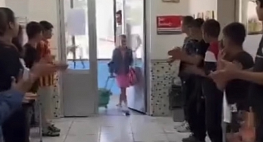 Kick Boks'ta dünya ikincisi olan ilkokul öğrencisi Türk sporcu, okulda böyle karşılandı!