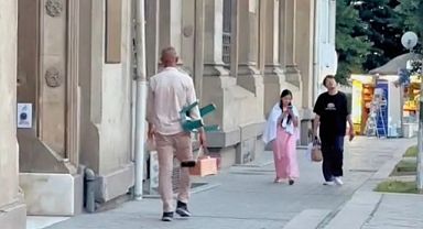 Ayakkabı boyacısı görünümlü kişiler, turistleri böyle kandırıyor!