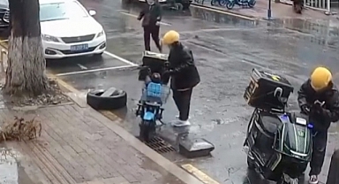 Çin'de bir kurye, şiddetli fırtına yüzünden devrilen ağaçtan kılpayı kurtuldu!