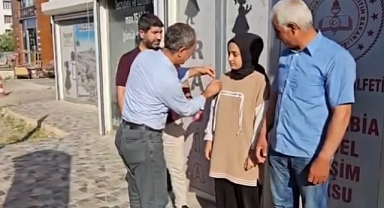 Deneme sınavında tüm soruları yanlış işaretleyen öğrenciye çeyrek altın takıldı