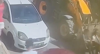 İzmir'de otostop çeken genç çift, kepçenin önüne bindi!