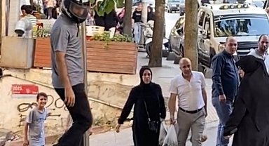 Kargayı uzaklaştırmak istedi, diğer kargalar peşine takıldı!
