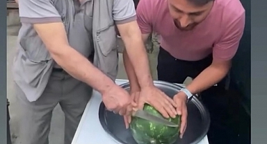 Karpuz fiyatlarındaki pahalılığı böyle tiye aldılar: Kurban gibi karpuz kestiler!
