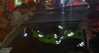 Kazaya yetişmeye çalışan polis aracı taraftarların arasında kaldı!
