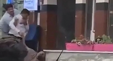 Küçükçekmece'de dükkana saldırı: Esnafın müdahalesiyle saldırgan etkisiz hale getirildi