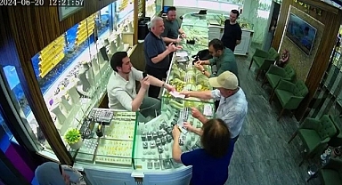 Kuyumcudan kaşla göz arasında 1 kilo altın çaldı
