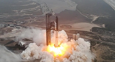 Musk'ın insanlığı Mars'a taşıyacak roketi uçuş testini başarıyla tamamladı