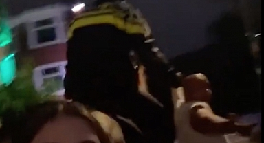 Polis, kadını rahatsız eden şahsı yakasından tutup sürükledi!