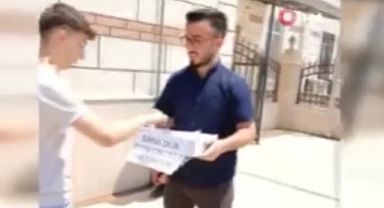 Sevdiği kıza kavuşmak için sokakta cemaate lokum dağıttı