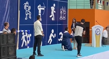 Sevgilisinin mezuniyet töreninde evlenme teklifi etti!