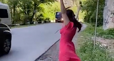 Sosyal medyada paylaşmak için arabalara el sallarken kazaya sebep oldu