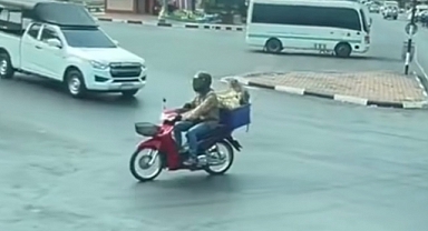 Tayland'da makak maymunları, motosikleti böyle soydu!