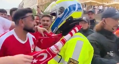 Türk taraftarlar, Alman polisinin boynuna atkı takıp birlikte eğlendi