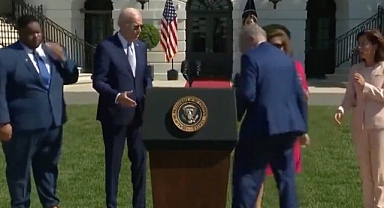 Yine Biden yine ilginç görüntüler: Tokalaştıktan sonra tekrar tokalaşmak istedi!