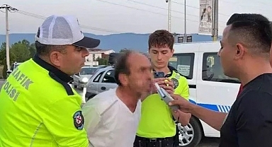Yol kenarına tuvaletini yaptı: Ehliyetine el konuldu