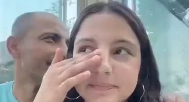 Babasının yanında sevgilisinden bahsedilince eli ayağı birbirine dolaştı!