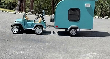 Çocuklarının oyuncak arabasından bir karavan yaptı!