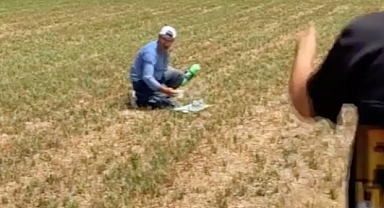 Denizlili çiftçi, yangına müdahale eden ve zorunlu iniş yapan Rus pilota 'ayran' ikram etti
