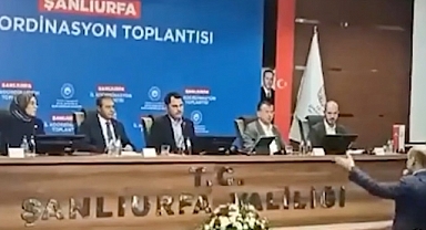 Urfa'da protokol krizi: Bakan Kurum, Başkan Gülpınar'ın Divan'a oturmasına izin vermedi