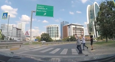 Yayalara yol verdiği için arkasından kornaya basan sürücüye tepki gösterdi!