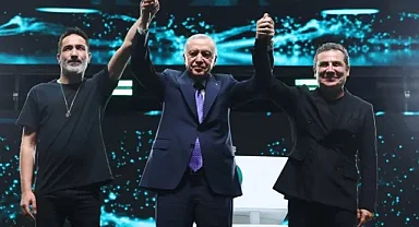 Sagopa Kajmer ve Ferhat Göçer, Cumhurbaşkanı Erdoğan'la el ele sahneye geldi