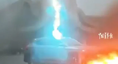 Elektrikli araç yıldırımı mıknatıs gibi çekti!