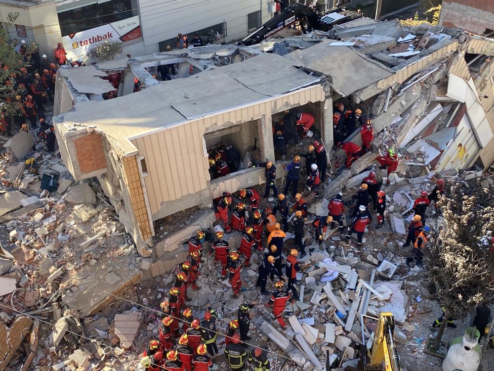 Kocaeli’de çöken binanın önünde valiye tepki!