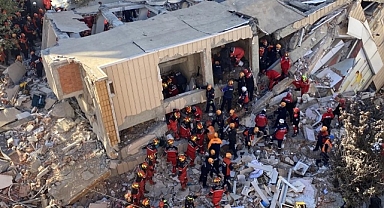 Kocaeli’de çöken binanın önünde valiye tepki!