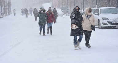 Arka arkaya açıklanıyor: Pek çok il ve ilçede eğitime kar engeli!