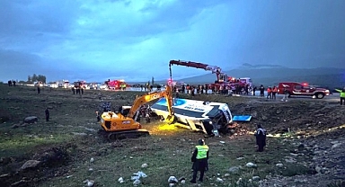 Malatya'da yolcu otobüsü şarampole devrildi! 4 kişi öldü, 15 kişi yaralandı