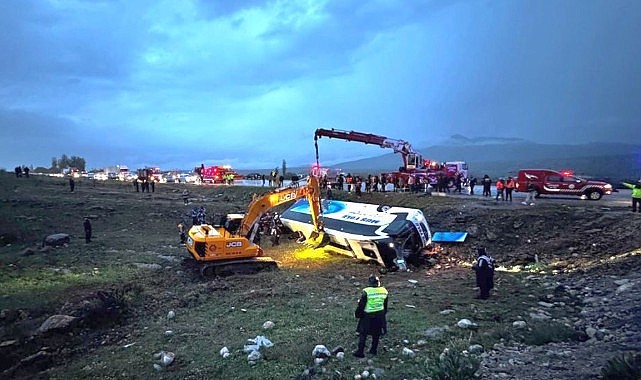 Malatya'da yolcu otobüsü şarampole devrildi! 4 kişi öldü, 15 kişi yaralandı