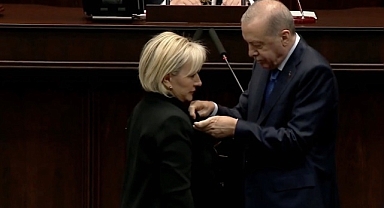 CHP'den istifa eden İstanbul Milletvekili Nimet Özdemir, Ak Parti Grup Toplantısı'na katıldı. Cumhurbaşkanı Erdoğan grup toplantısının ardından Özdemir'e rozetini taktı