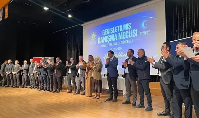 Ataşehir'de 6 CHP'li meclis üyesi AKP'ye katıldı