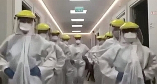 Denizli'de sağlık çalışanlarından penguen dansı