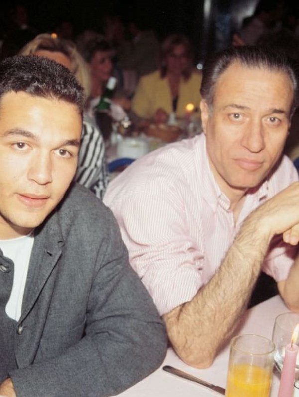 Ali Sunal'dan duygulandıran itiraf: ''Keşke o uçağa binmeseydik'' 4