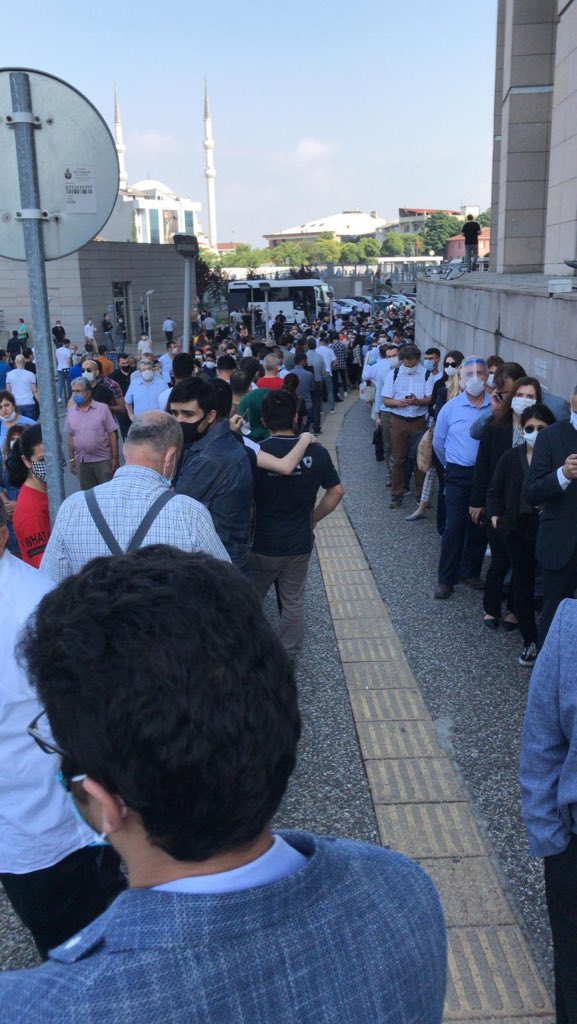 Adliye önünde normalleşme kuyruğu... Sosyal mesafe hiçe sayıldı! 3
