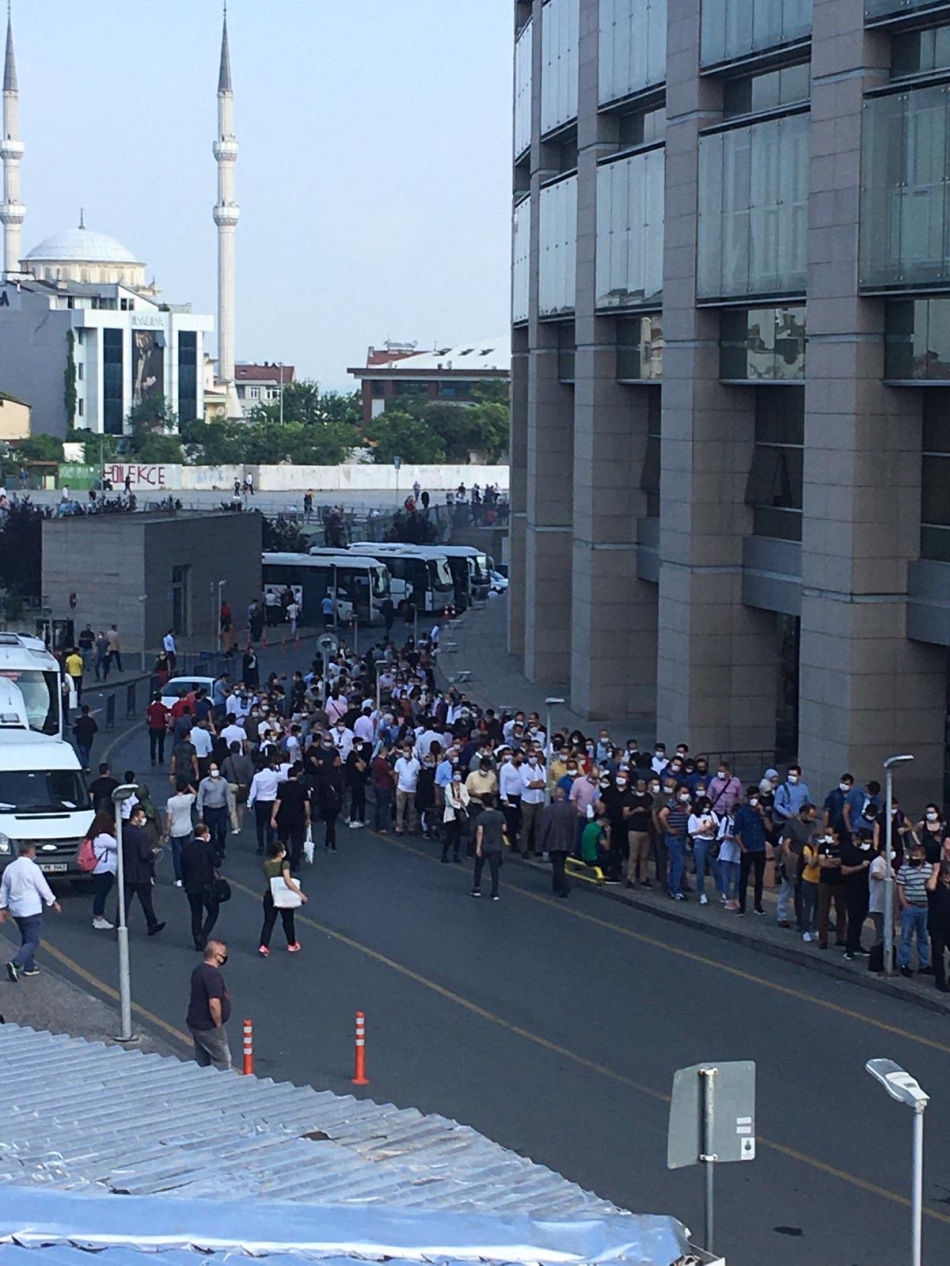 Adliye önünde normalleşme kuyruğu... Sosyal mesafe hiçe sayıldı! 4